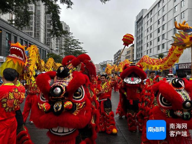 换花节百年民俗“装马匹”巡游现场 传统文化的魅力再现