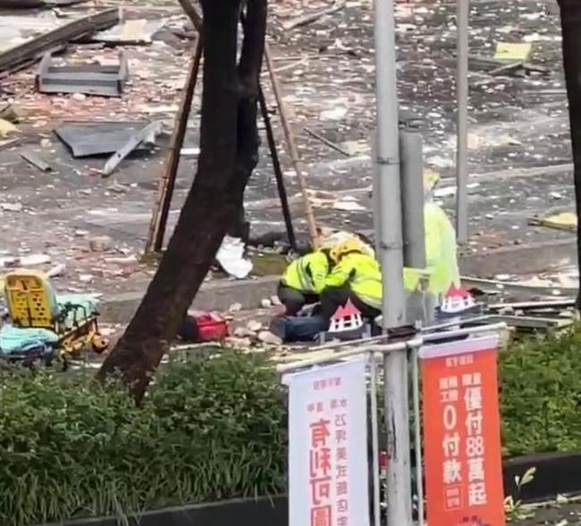 台中百货爆炸3人炸飞倒路旁 救护车经过路边急救