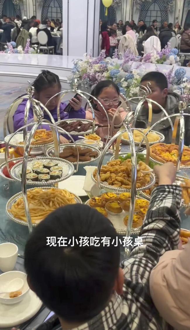 現(xiàn)在酒席真有“小孩桌” 好處多多何樂不為