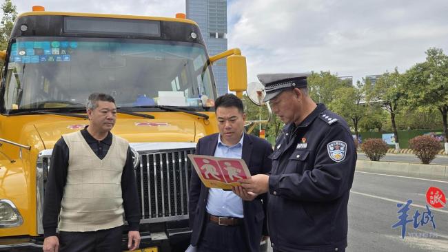 廣州交警開學(xué)首日查車 嚴(yán)守學(xué)生交通安全