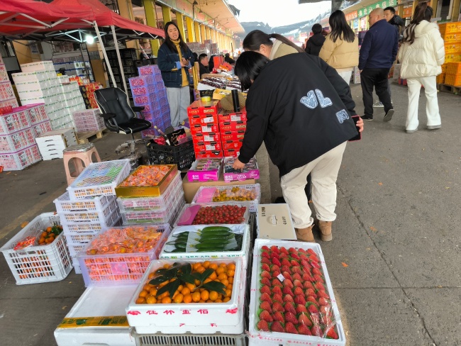 武漢一果批市場(chǎng)整箱甩賣(mài)車(chē)?yán)遄?價(jià)格觸底促銷(xiāo)忙