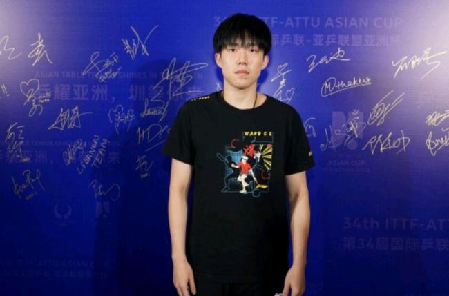 许昕以亚乒联副主席身份在晚宴发言