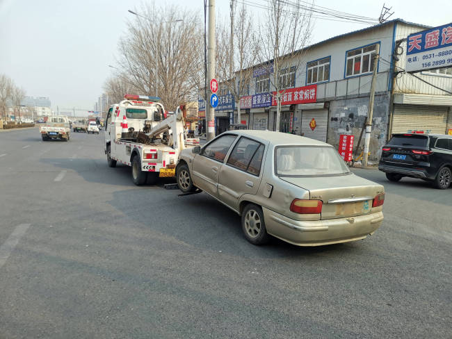 一條路5輛僵尸車同屬一人 交警行動(dòng) 集中清理還路于民