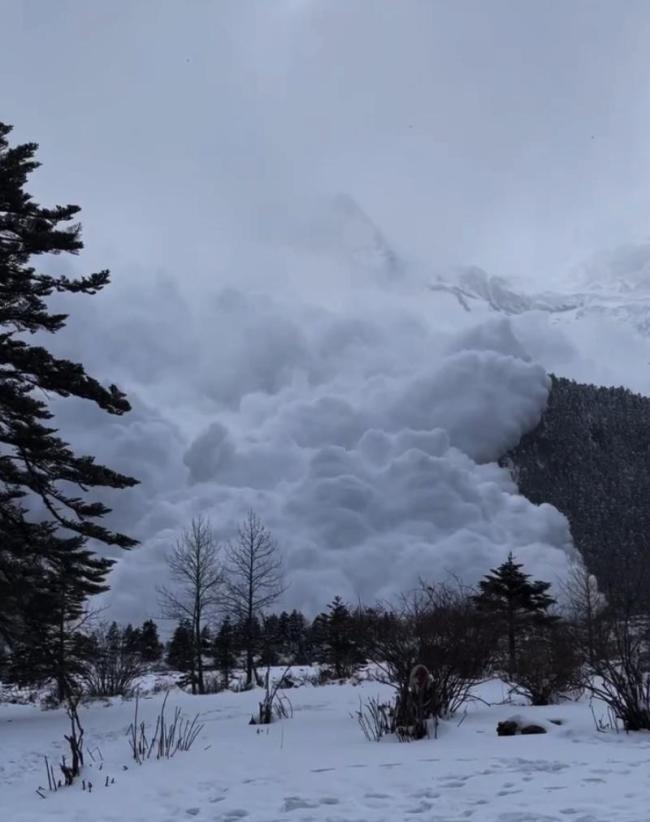 梅里雪山景區(qū)回應(yīng)游客遇雪崩