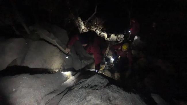 北京一男子爬山遇野猪被困！消防深夜救援成功