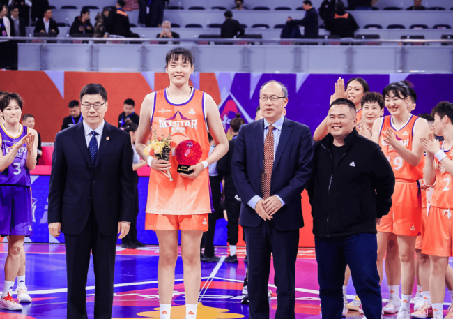 轟29 6奪MVP,！中國女籃又一24歲2米王牌崛起