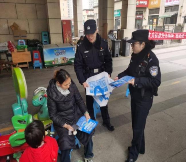 重庆发放反诈购物袋 让反诈知识“袋袋相传”