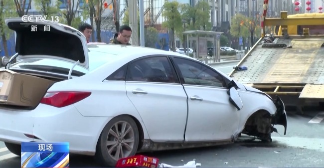 小車撞上綠化帶翻倒 路人合力抬車救人