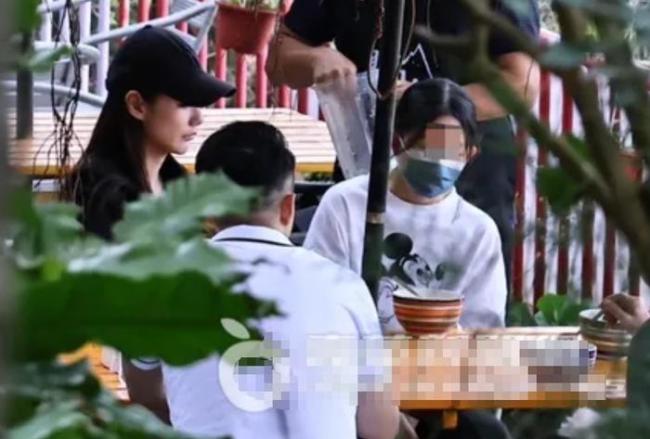 汪小菲夫婦攜女兒爬山祈福,！繼母馬筱梅緊牽，小玥兒露出久違笑容