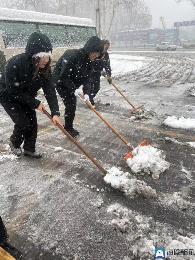 濟(jì)南公交全力保障乘客雨雪天氣出行 溫暖護(hù)航市民路