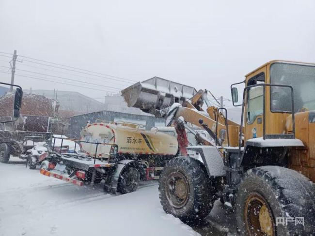 濟(jì)南清雪除冰現(xiàn)場 全力保障道路暢通