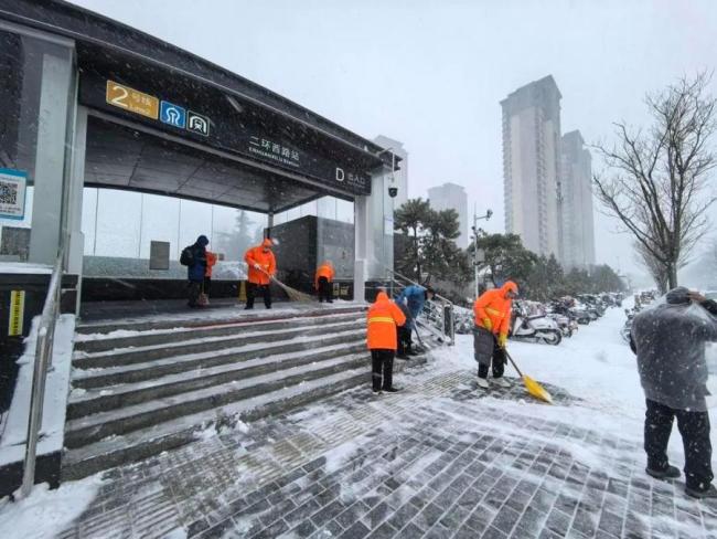 濟(jì)南地鐵人暴雪后逆風(fēng)而行 確保市民安全出行