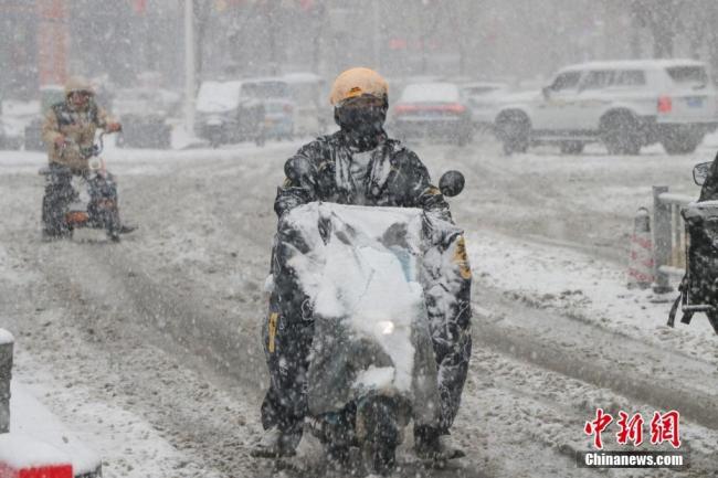 山東濟(jì)南暴雪交警疏導(dǎo)交通 寒潮致出行受阻