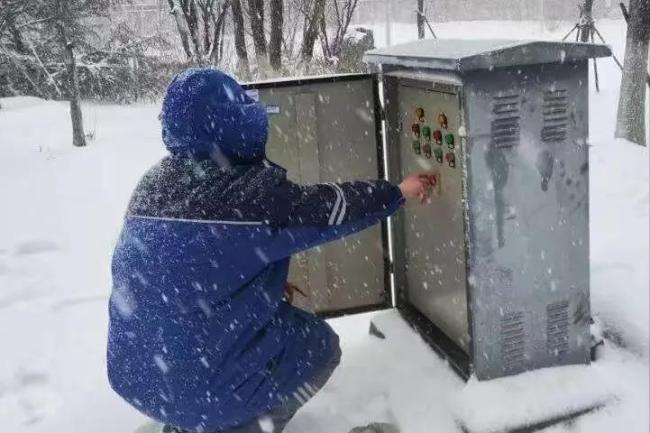 濟(jì)南地鐵人暴雪后逆風(fēng)而行 確保市民安全出行