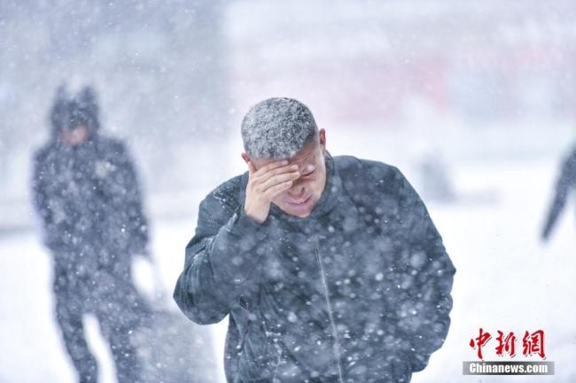 交警暴雪疏导车辆一夜冻成“雪人” 寒潮下的坚守