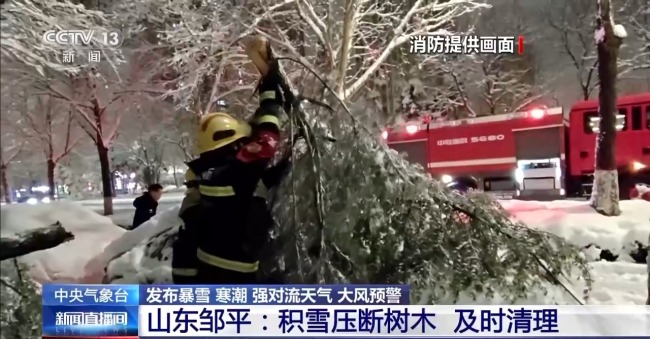 多地暴雪大风冰雹寒潮“返场” 雨雪天气影响交通救援忙