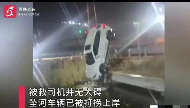 小車墜河3人落水 小伙跳水砸窗救人