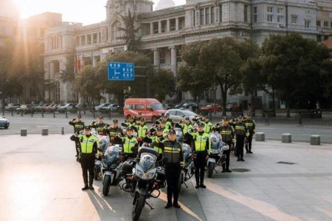 武漢女騎警回應(yīng)因溫柔走紅 溫柔個性成優(yōu)勢