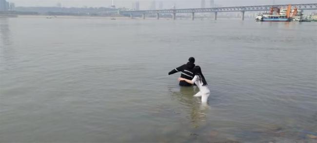 95后女老师出差时救了个人 勇救轻生男生成佳话