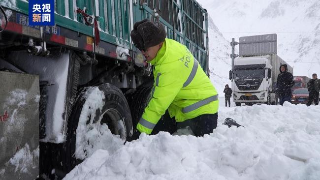 新疆伊犁連霍高速山區(qū)路段出現(xiàn)雪崩 交通受阻搶險中