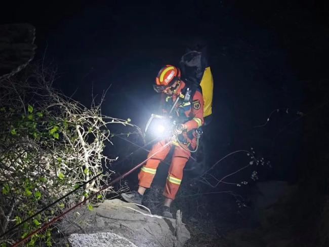 虎跳峡景区20岁男子跌落峡谷 惊险救援成功