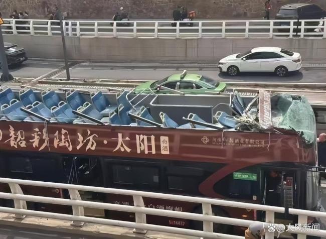 鄭州雙層巴士誤入隧道車頂被削 新司機(jī)誤操作導(dǎo)致