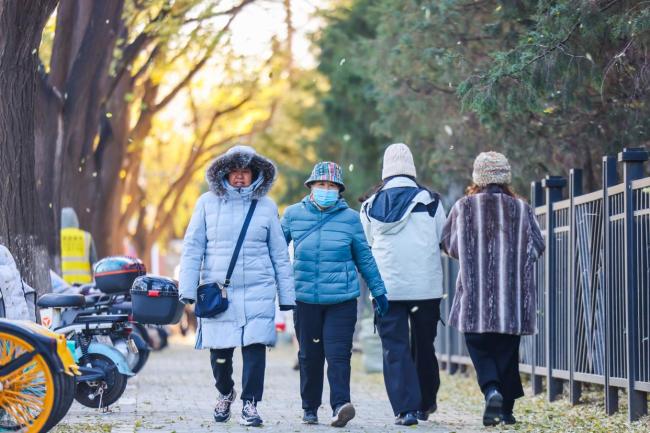 北京今天白天晴間多云,陣風(fēng)六級(jí),最高氣溫18℃ 外出注意防風(fēng)