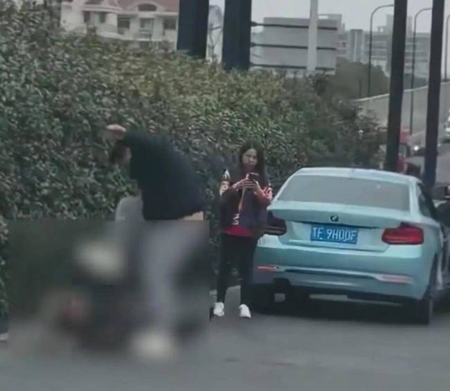 男子稱被女友前男友撞車并毆打 情感糾紛引發(fā)街頭暴力