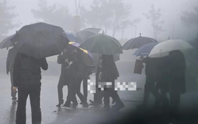 小S雨中送葬大S后發(fā)聲 一家人穿著黑色的衣服顯得肅穆