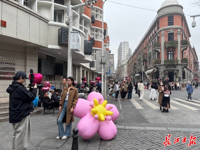 武漢賞花游景區(qū)門票預(yù)訂量猛增5倍 賞花熱潮帶動旅游復(fù)蘇