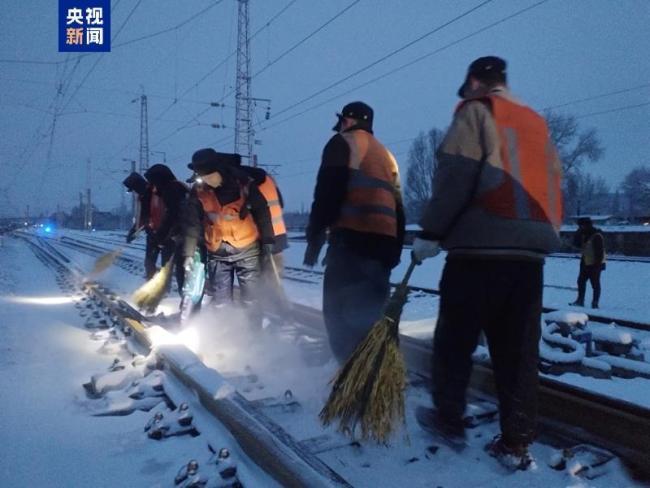 鐵路部門應(yīng)對(duì)山西降雪 全力保障列車安全運(yùn)行