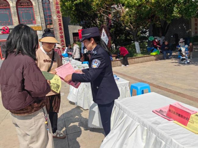 別讓消費權益變“韭菜地” 民警教你咋守錢