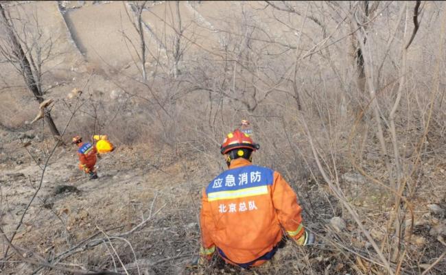 北京：摩托剎車“抱死”撞上護(hù)欄，騎手被甩下15米長山坡 消防緊急救援