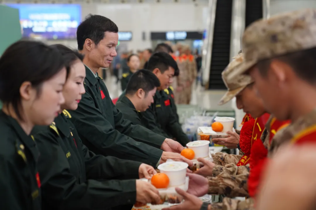 深圳机器人掌勺为入伍新兵做午餐