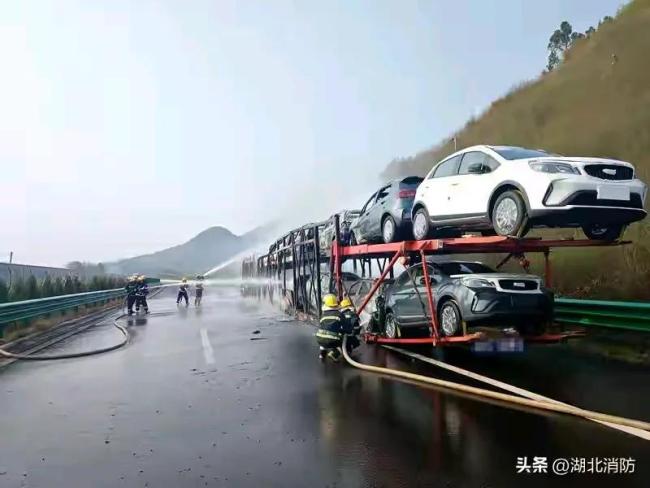 載有16輛新車的掛車高速上自燃 火光沖天引熱議