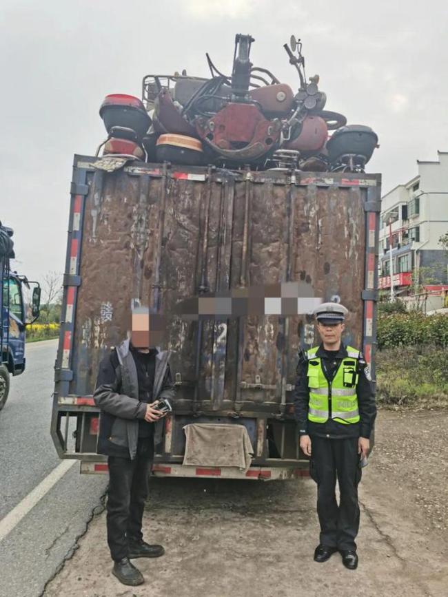 車輛占用人行道還用毛巾遮擋號牌