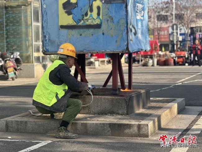  常德大道巨幅廣告牌“退役” 交通信號(hào)燈“上崗”