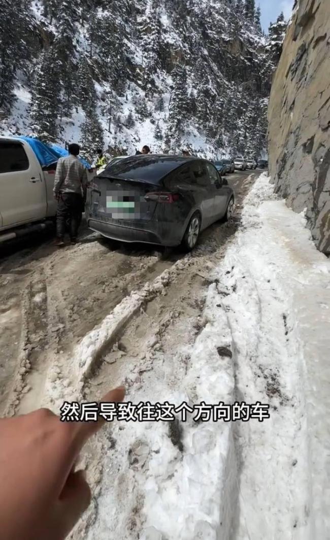 警方回應(yīng)一特斯拉停車(chē)致318國(guó)道擁堵 車(chē)主買(mǎi)防滑鏈去了