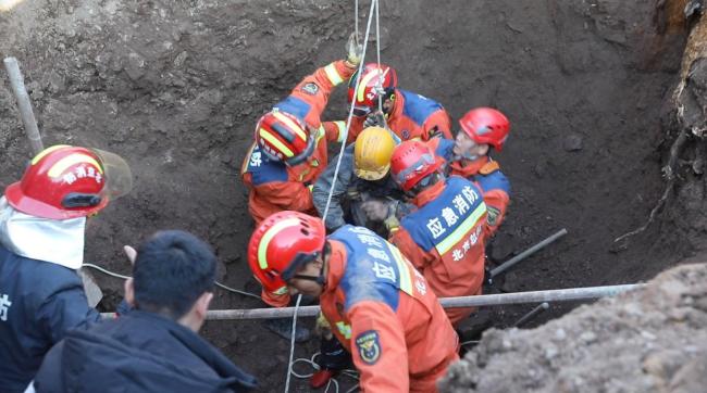 北京一男子清淤遭遇塌陷被困7米深井 七小時(shí)生死營救