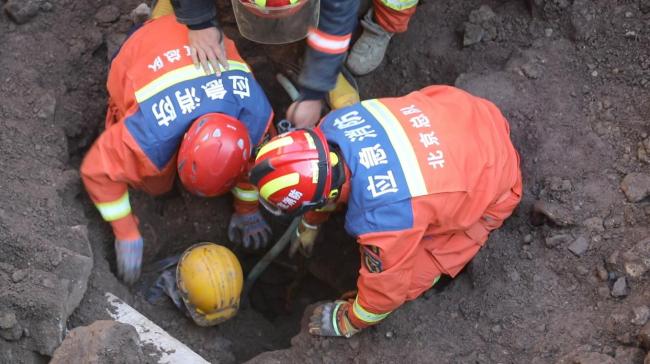 北京一男子清淤遭遇塌陷被困7米深井 七小時生死營救