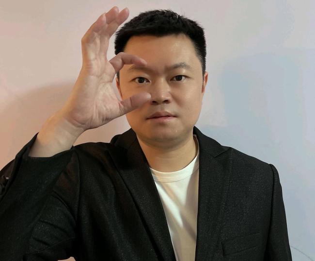 侯英超3比2周启豪 削球老将逆转胜