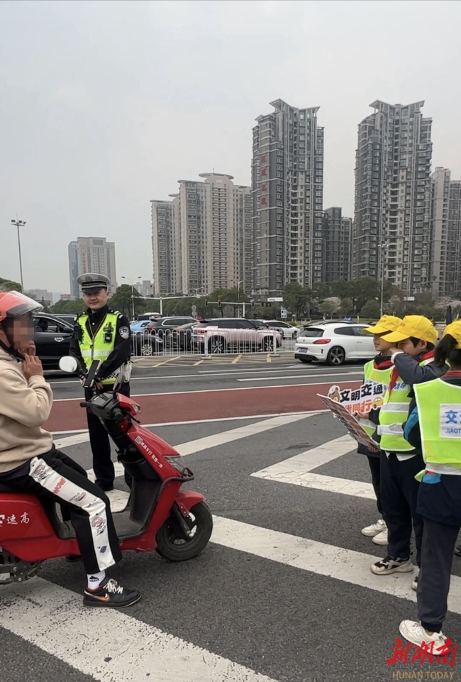 長(zhǎng)沙街頭萌娃當(dāng)“迷你交警” 學(xué)雷鋒添亮色