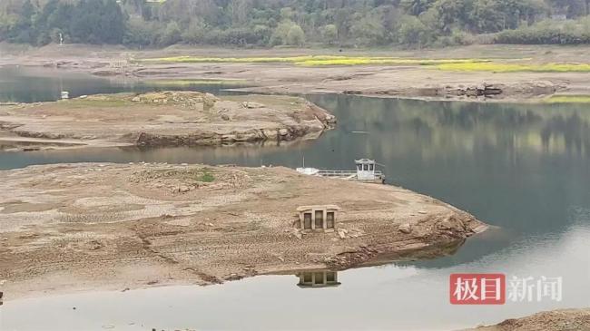 四川一水庫水位下降露出古墓 晚清普通墓葬無文物價值