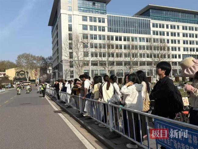 雷軍兩次伸手挽救大學(xué)生的尷尬 武大學(xué)子熱情迎接校友