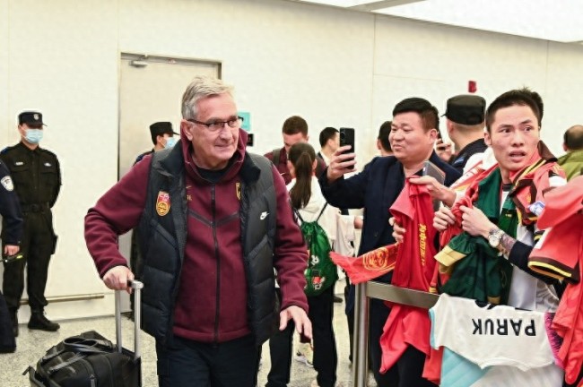 国足助教陈涛：开场就应该跟敌手磕，踢了5分钟就嗅觉在收着踢