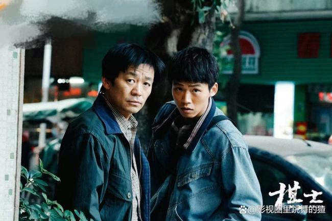 王宝强央视剧《棋士》首播收视第1 演技炸裂再现“疯魔”