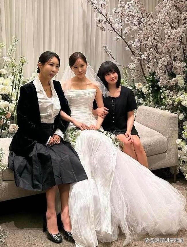 朴智妍晒朴孝敏婚典照 姐妹情深笑貌灿烂