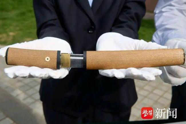 美国小伙埃文·凯尔再度来宁，向南京抗日航空烈士纪念馆捐赠多件史料