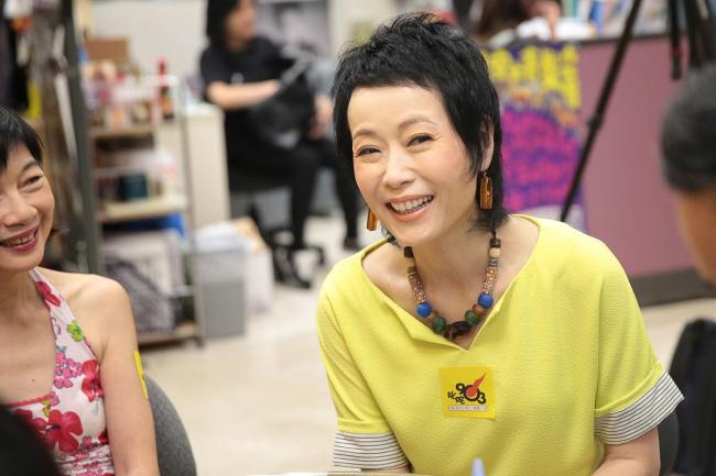 网友：请浪姐放过6旬老人，别再贩卖年龄焦虑了