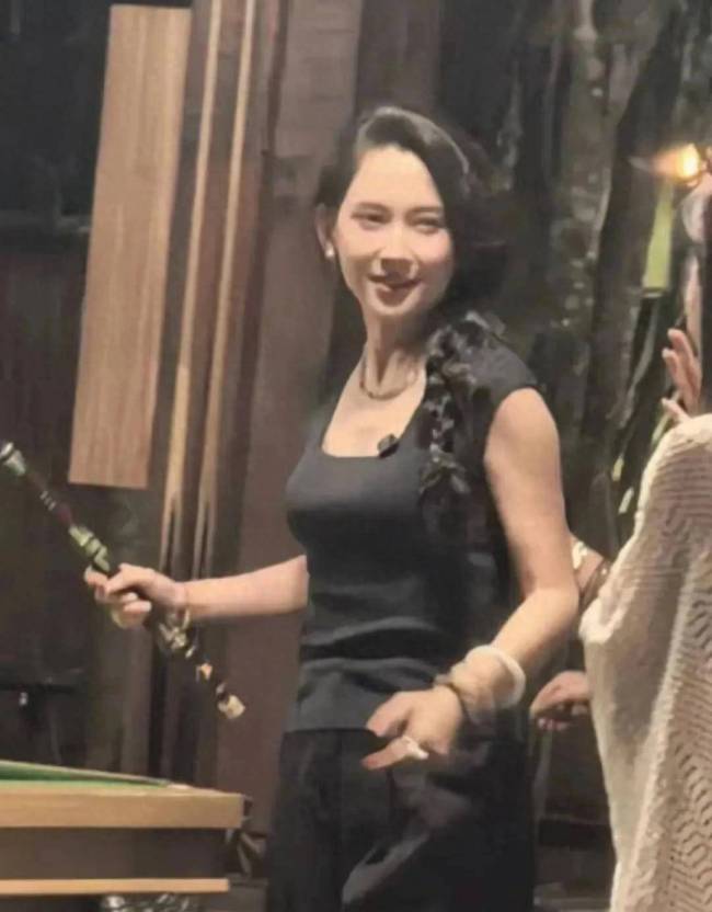 汪峰女友森林北学串珠 34岁状态成熟 活力四射似24岁